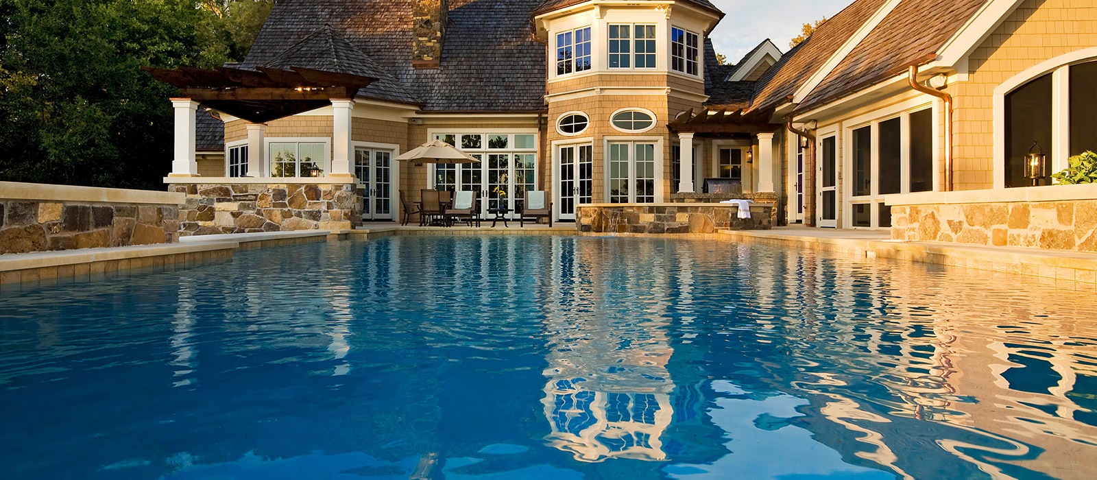 Luxury Backyard Swimming Pool